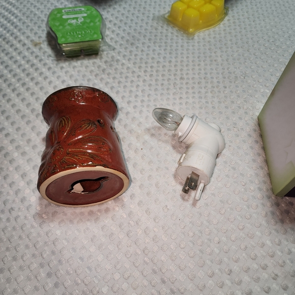 SCENTSY GUC BOHO CHIC PLUG IN FRAGRANCE WARMER - Picture 4 of 6